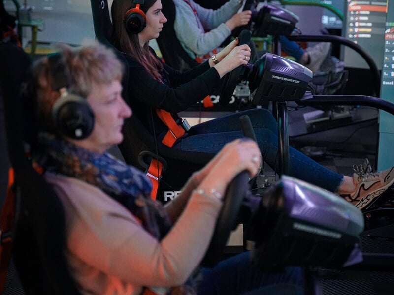 personnes sur simulateur de pilotage