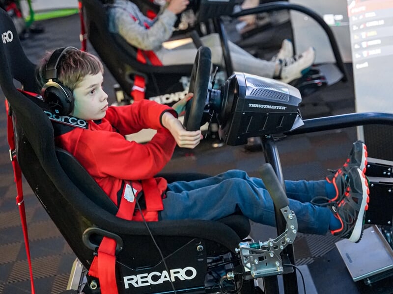 enfant sur simulateur de pilotage