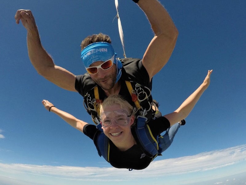 une femme apprécie les sensations incroyables de la chute libre avec son moniteur