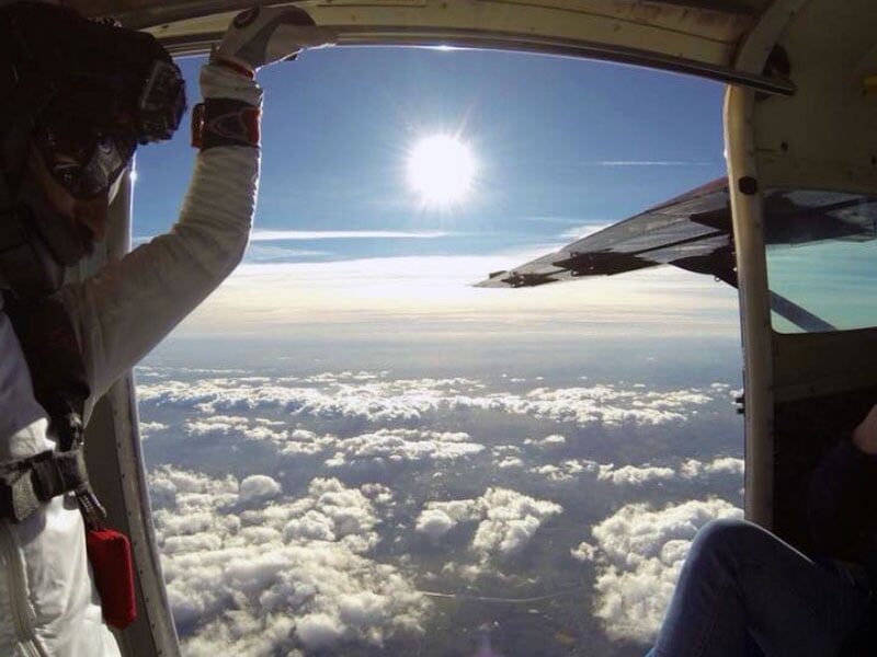 vue depuis la porte latérale de l'avion