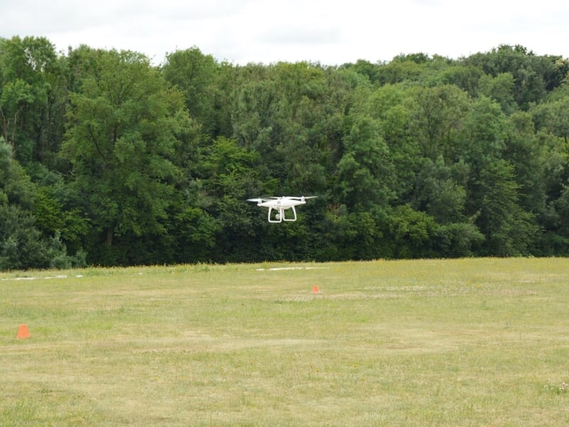 drone de loisir dans les airs à flavacourt près de beauvais
