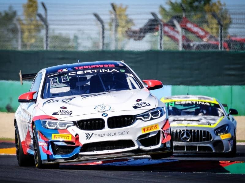 voiture de course gt sur circuit au simulateur de pilotage de rouen