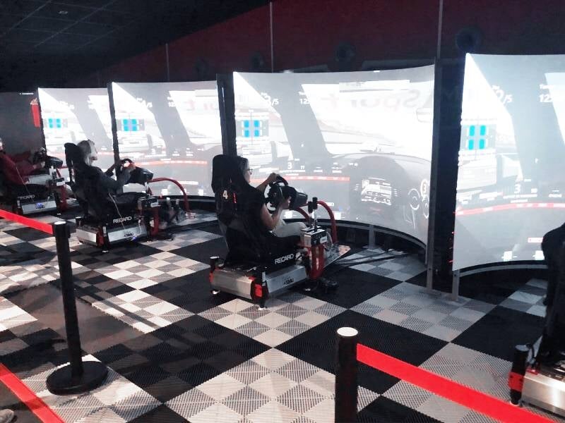 découverte de la simulation de pilotage de voitures de course à rouen