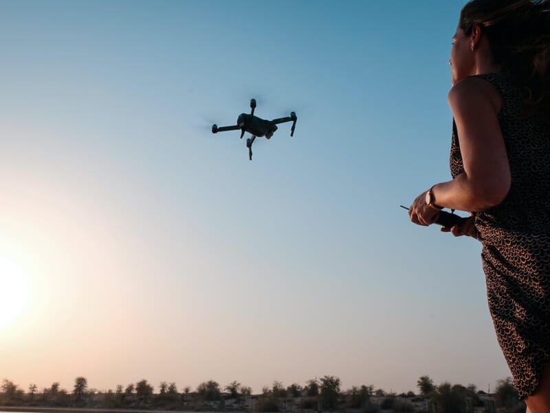 femme qui pilote un drone