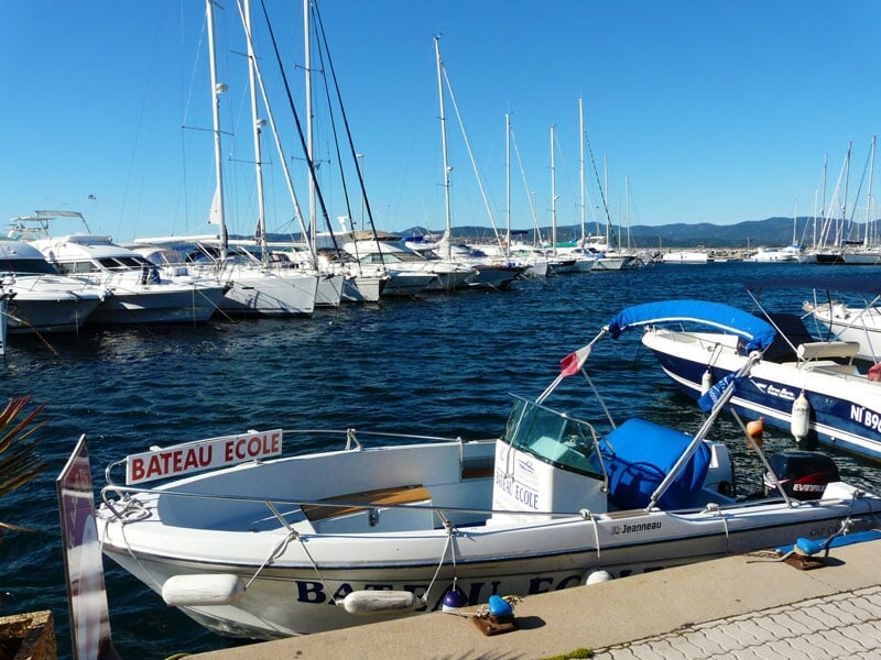 un bateau de formation amarré dans un port de plaisance