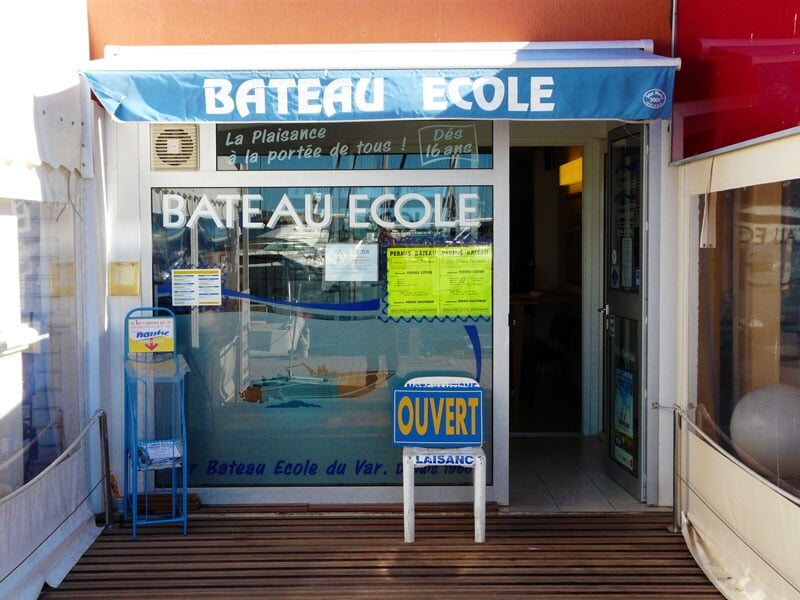 vitrine du bateau école de Fréjus