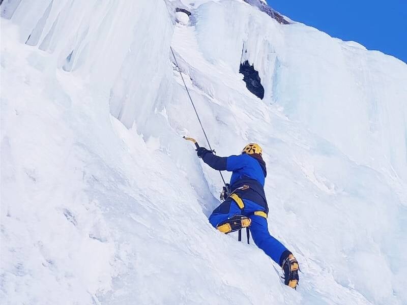 escalade d'une cascade de glace en savoie