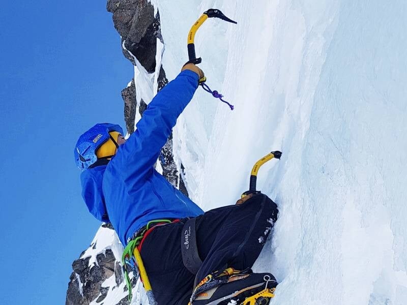 maniement des piolets et des crampons sur une cascade de glace en savoie