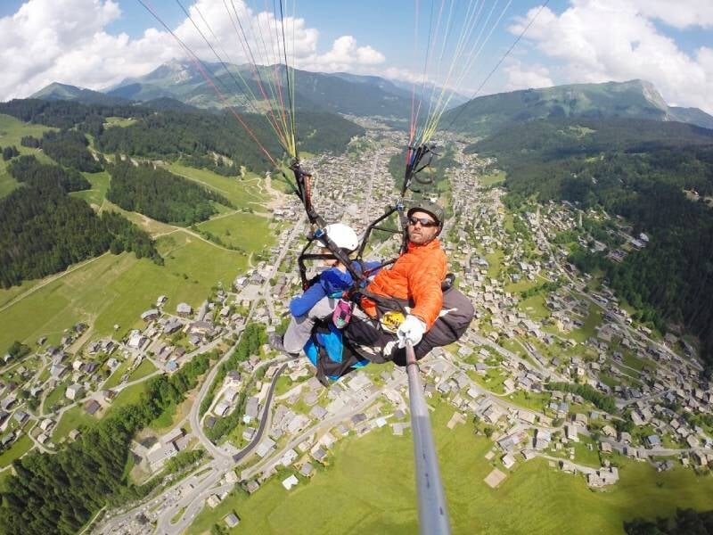 survol de la station de morzine en parapente biplace