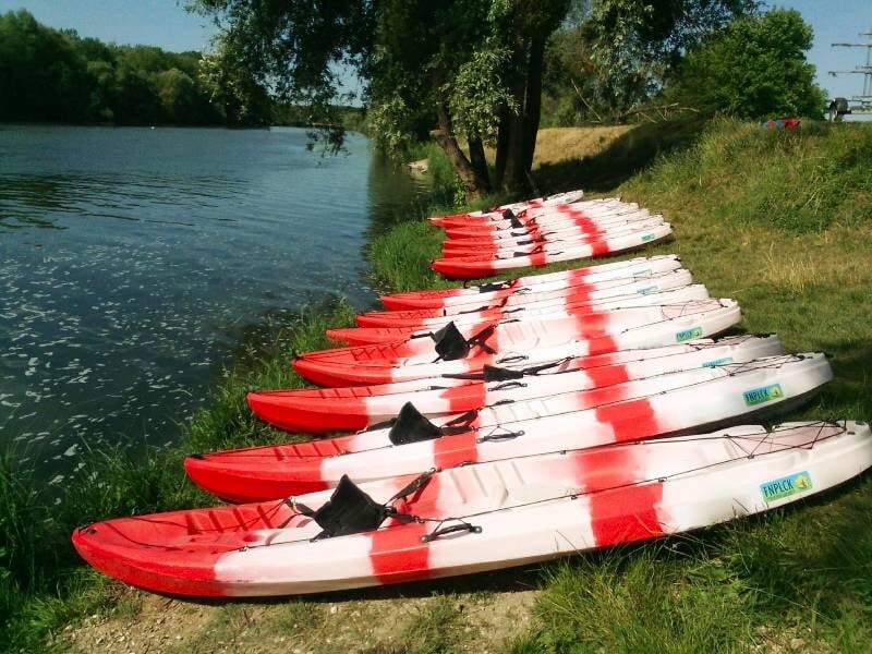 flotte de canoës-kayaks à la location à joigny