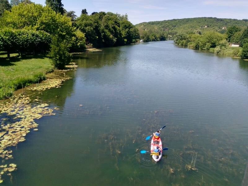 kayak biplace dans la rivière naturelle de l'yonne à joigny