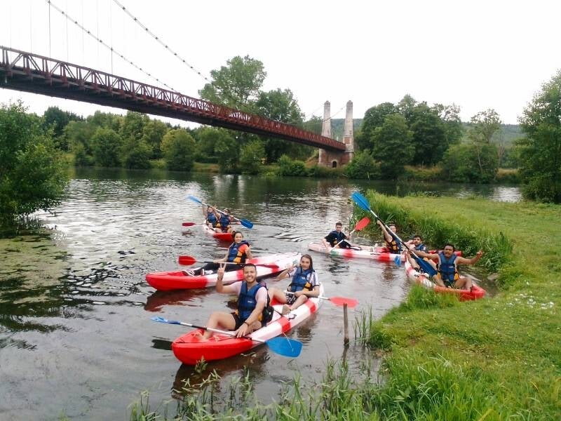 groupe de kayakistes entre épizy et villecien dans l'yonne