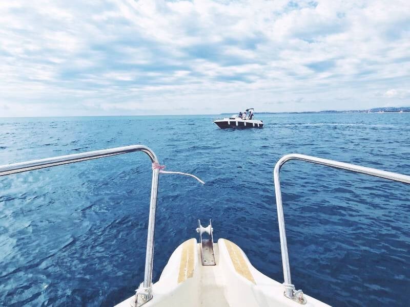 pratique de la navigation au départ du port de saint-mandrier-sur-mer près de toulon