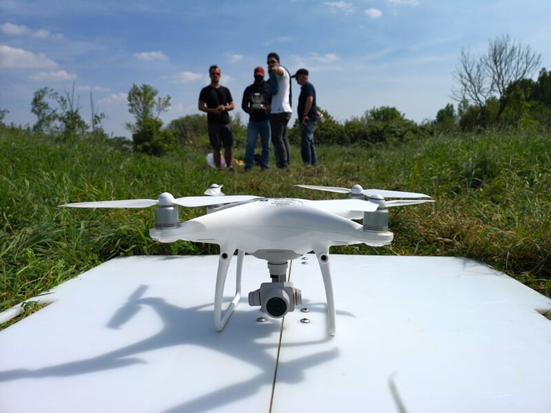 Drone avec groupe de personnes en arrière plan