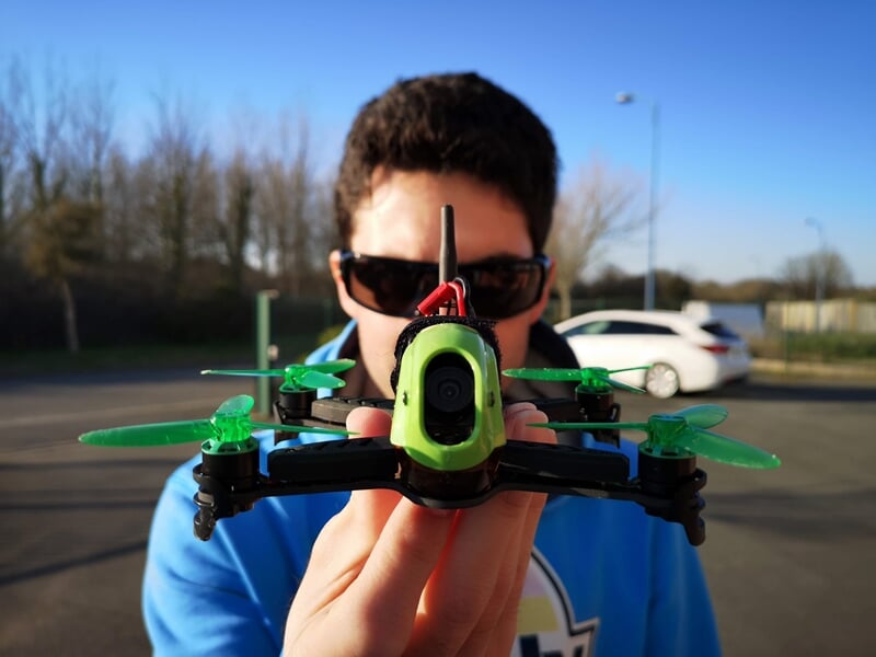 Homme avec un drone en main