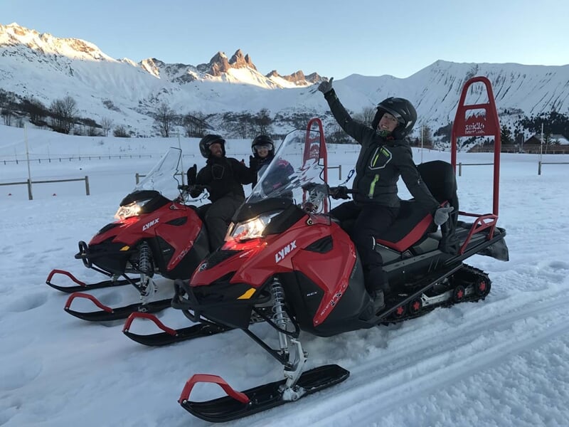 Groupe de personnes à motoneige