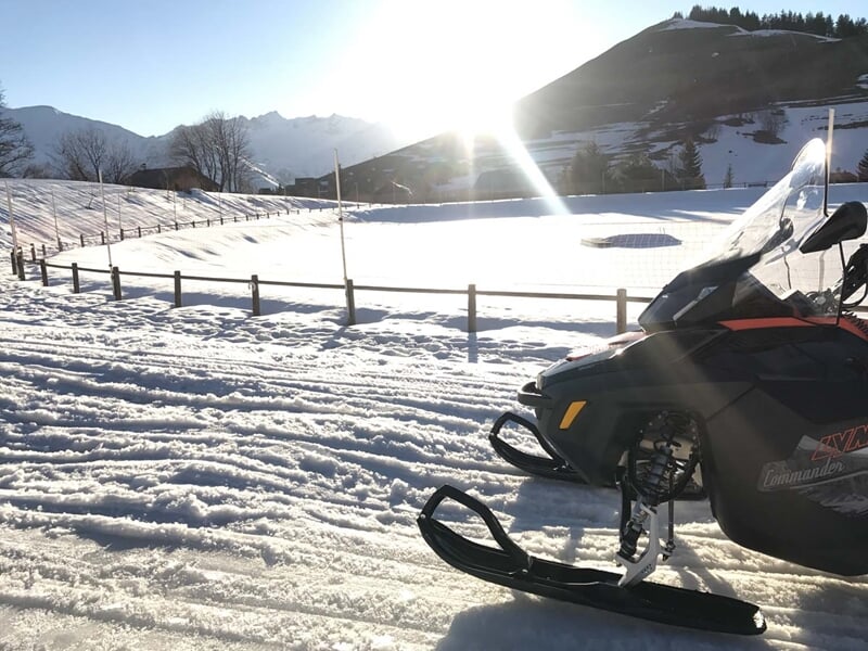 Motoneige sur parcous de montagne