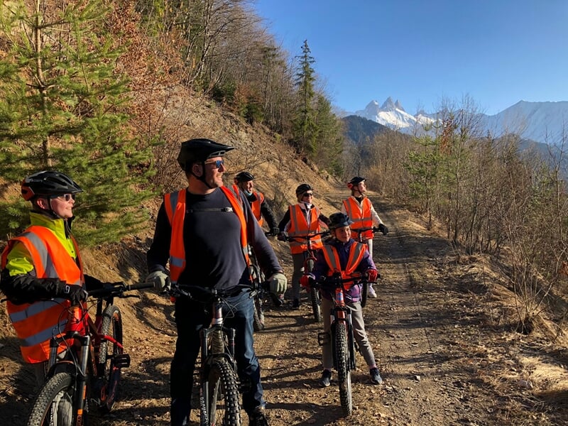 Groupe de personnes en VTT électrique sur chemin de montagne