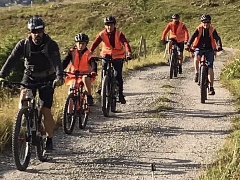 Groupe de personnes en VTT électrique sur chemin
