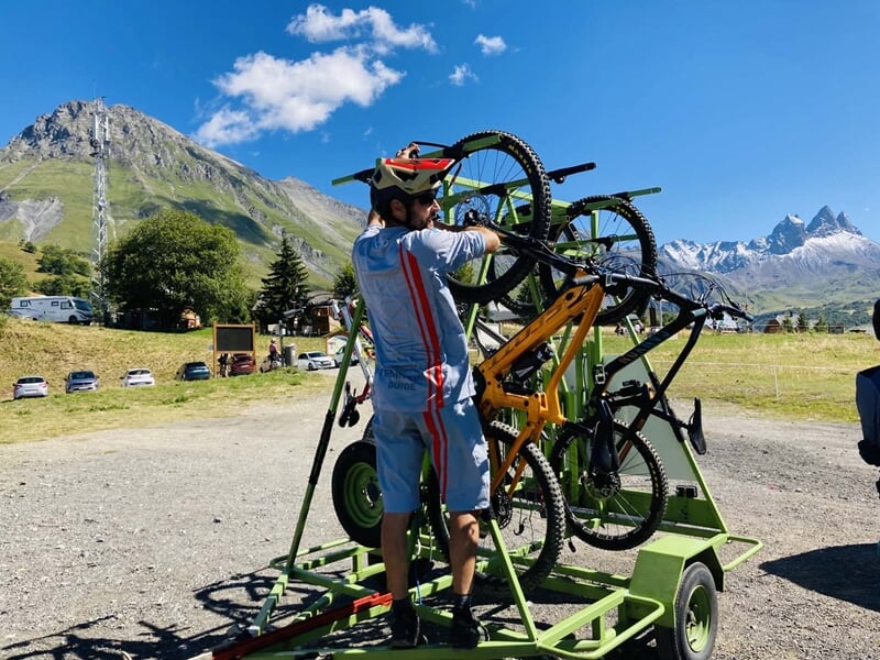 Préparation des VTT de descente en montagne