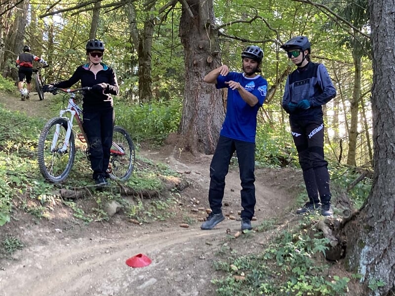Groupe pratiquant le VTT de descente en forêt