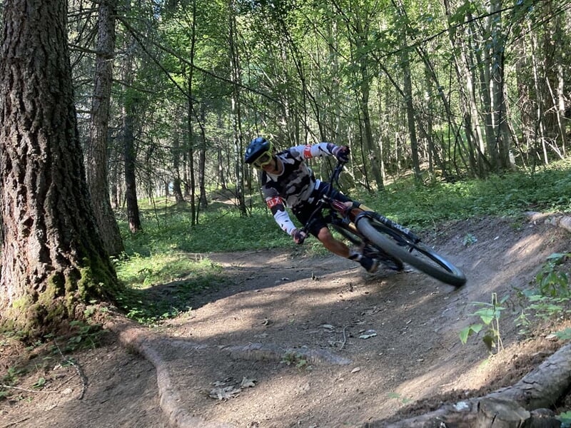 Homme pratiquant le VTT de descente en forêt