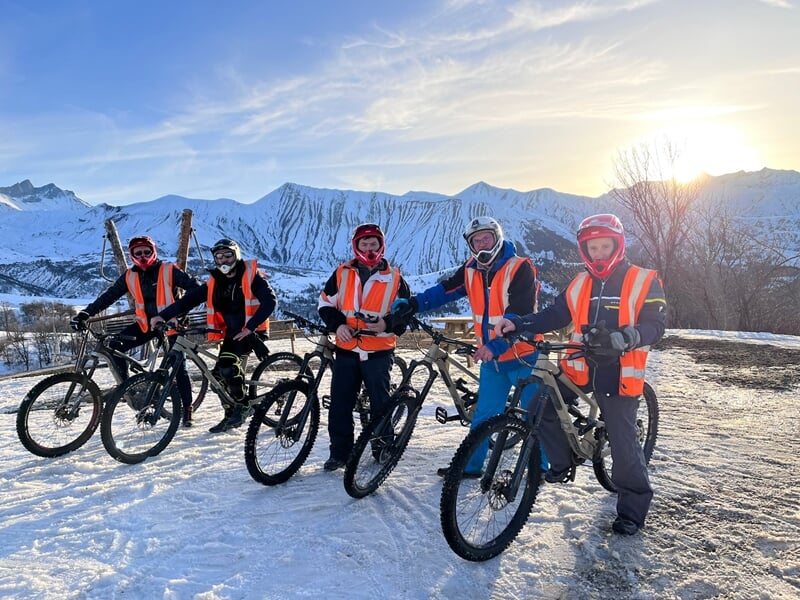 Groupe de personnes en VTT électrique sur neige