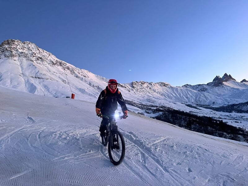 Personne sur pistes de ski en VTT électrique