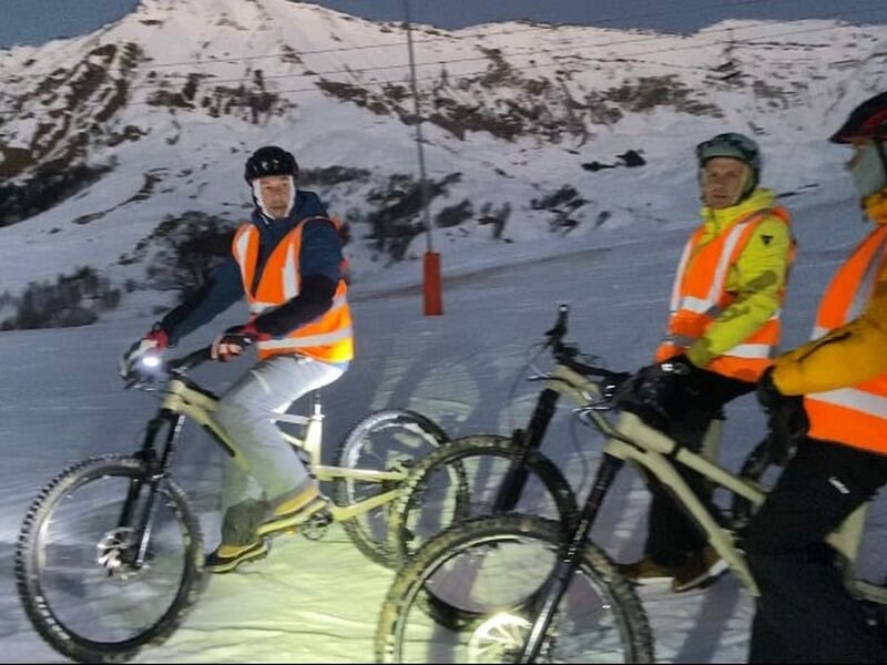 Groupe d'hommes dévalant les pistes à VTT électrique
