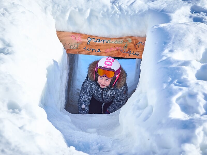 enfant jouant dans la neige