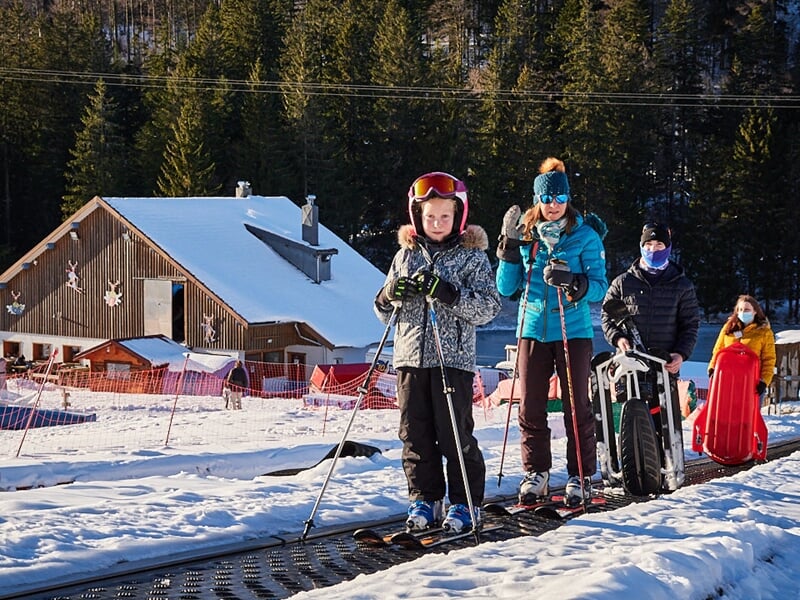 enfants sur tapis en ski