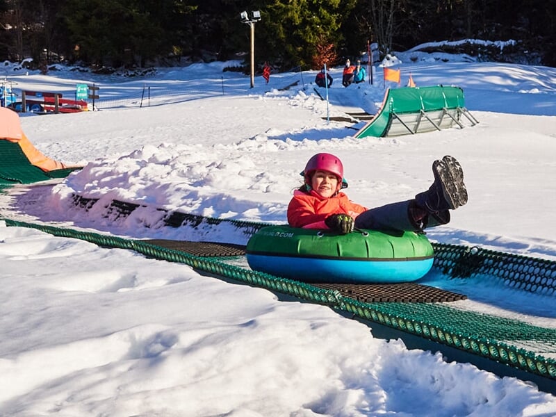 enfant pratiquant la luge