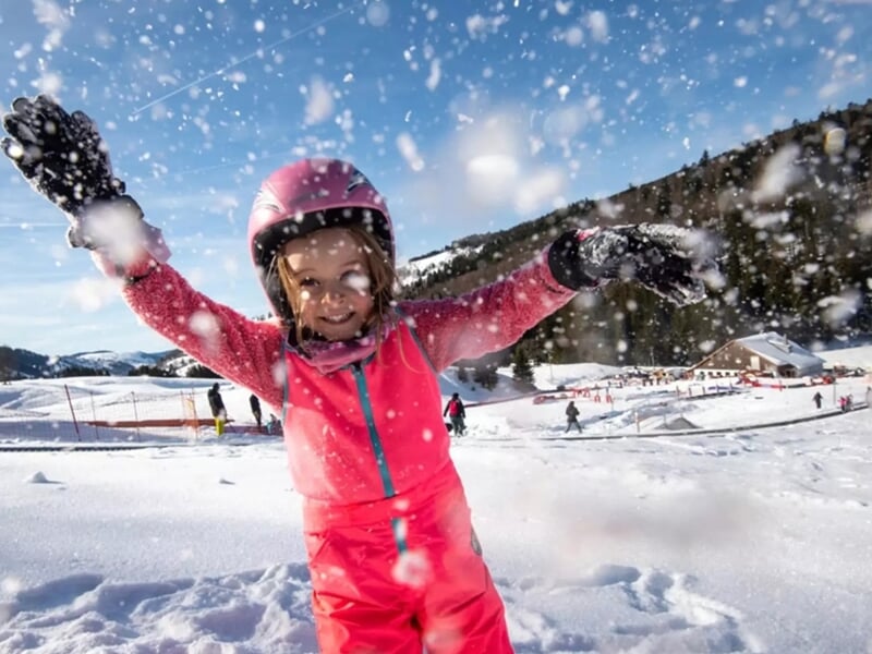 enfant jouant dans la neige