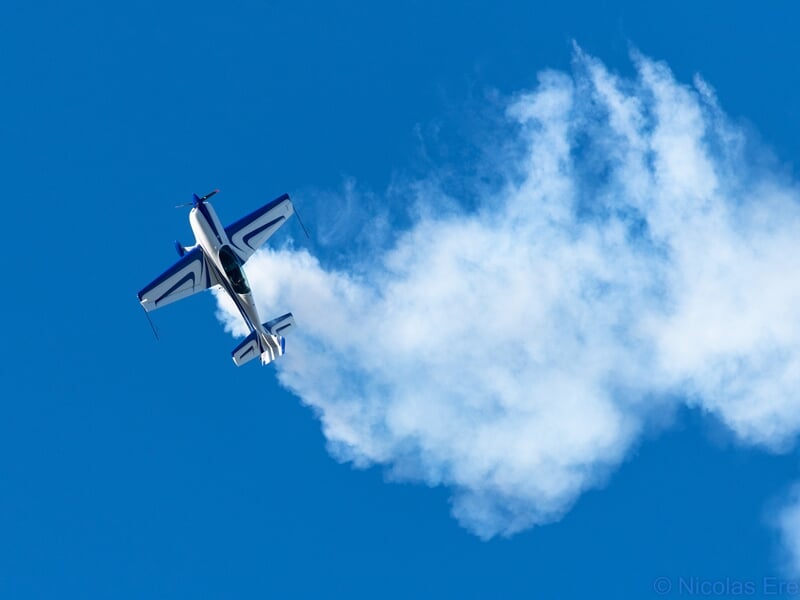 Avion en plein exercice de voltige