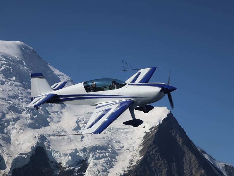Avion de voltige en montagne