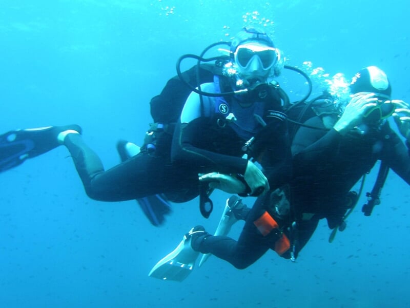 Deux personnes pratiquant la plongée sous-marine