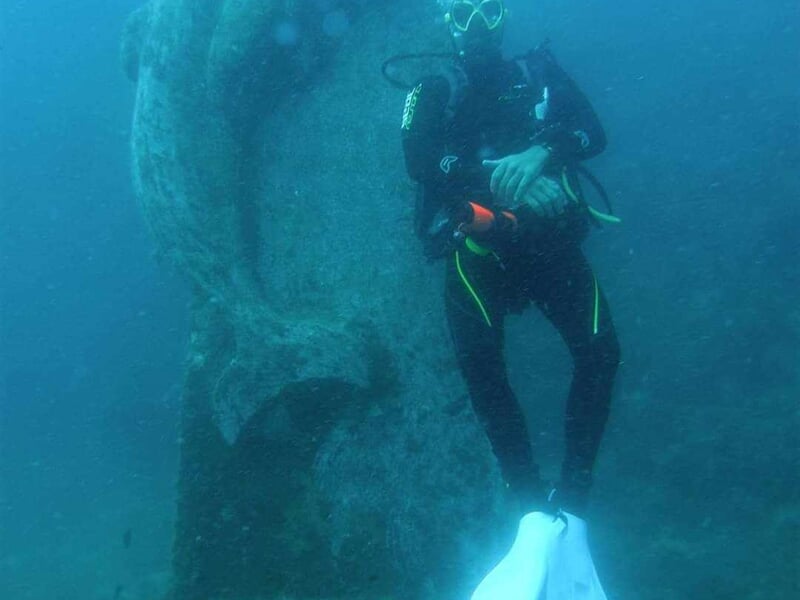 Personne pratiquant la plongée devant une épave sous-marine