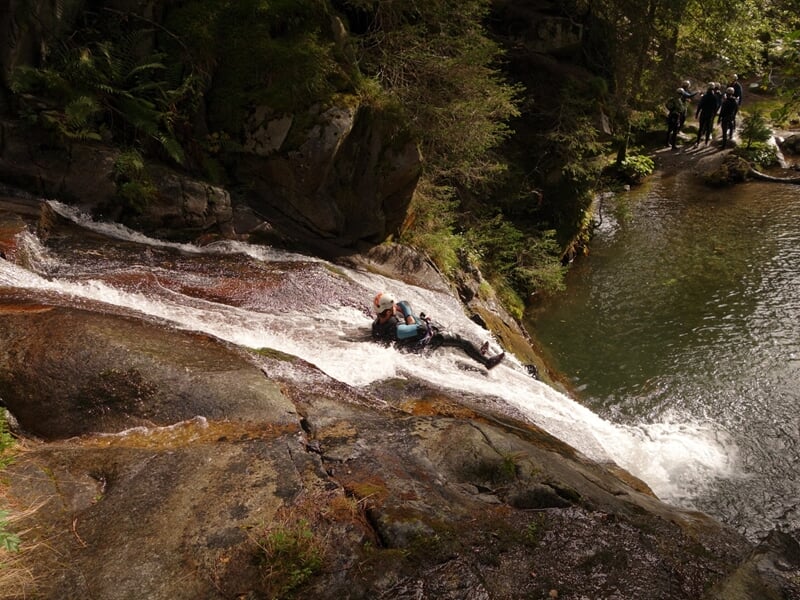 Glissade sur une cascade en canyoning