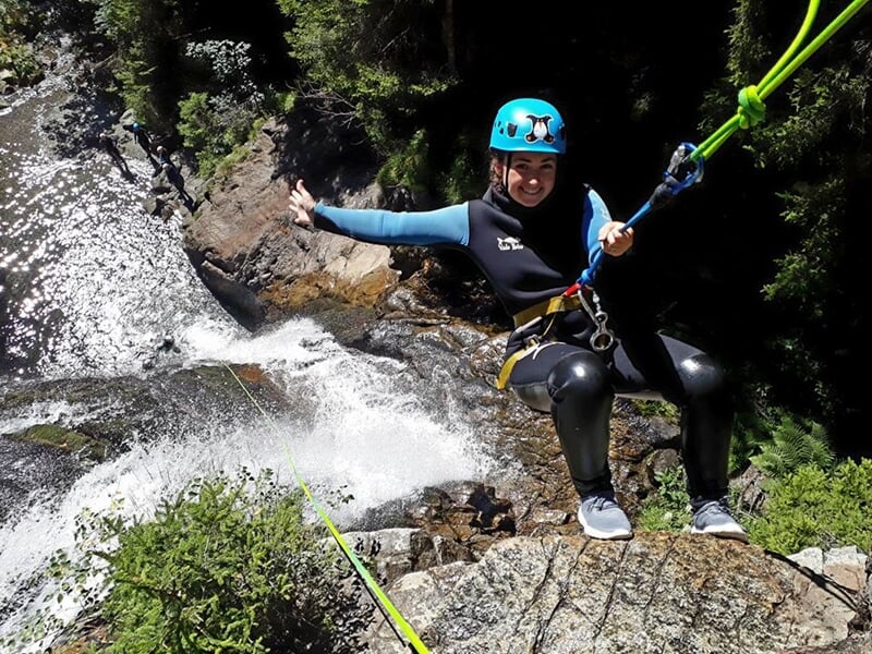 Descente en rappel au dessus d'une rivière en canyoning