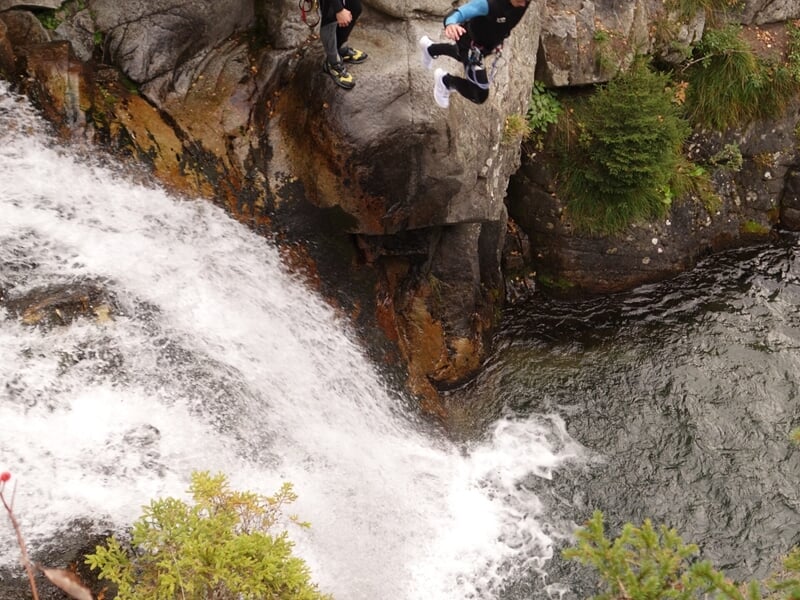 Saut dans rivière canyoning