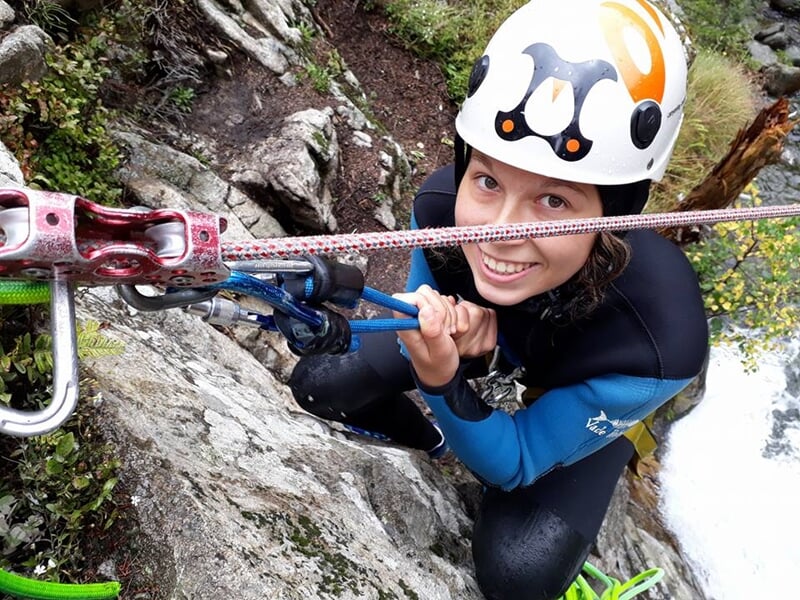 Personne en descente en rappel