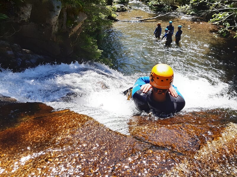Glissade sur une cascade en canyoning