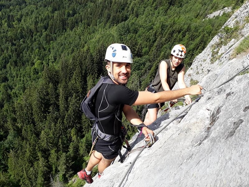 Deux personnes pratiquant l'escalade