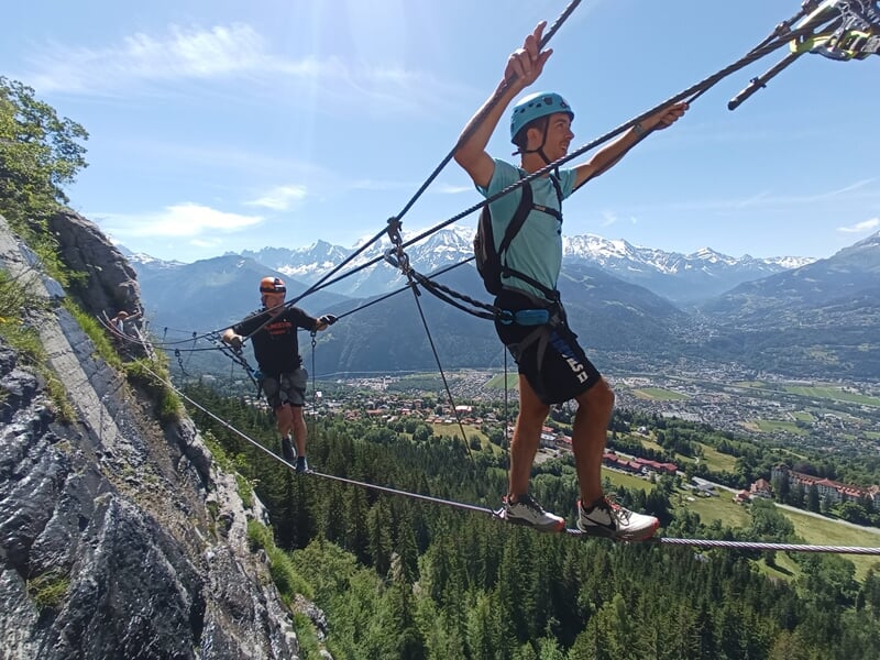 Deux personnes sur corde raide en via ferrata