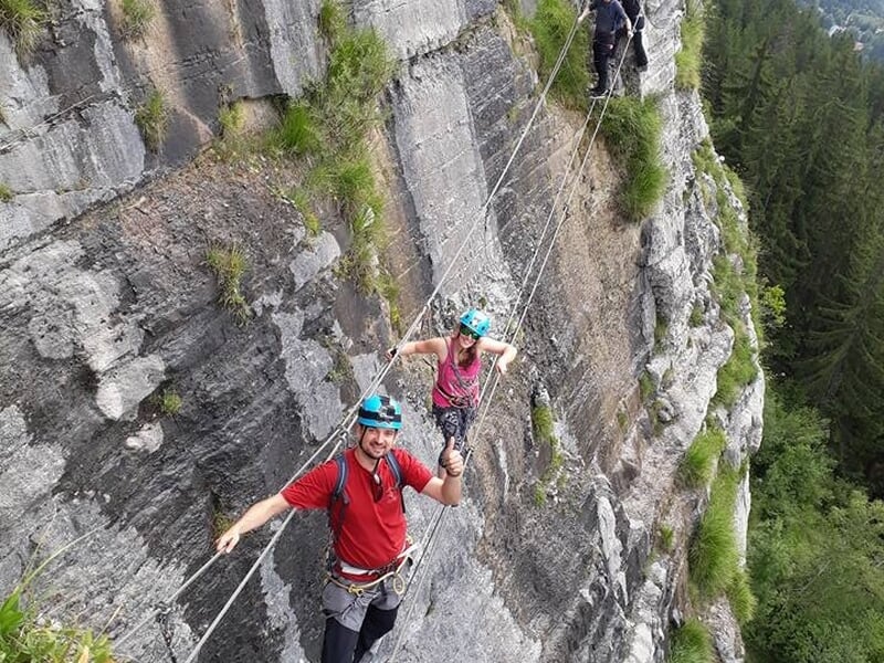 Groupe pratiquant la via ferrata en haute-savoie