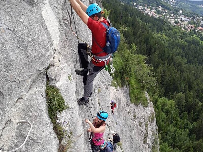 Groupe escaladant une paroi rocheuse