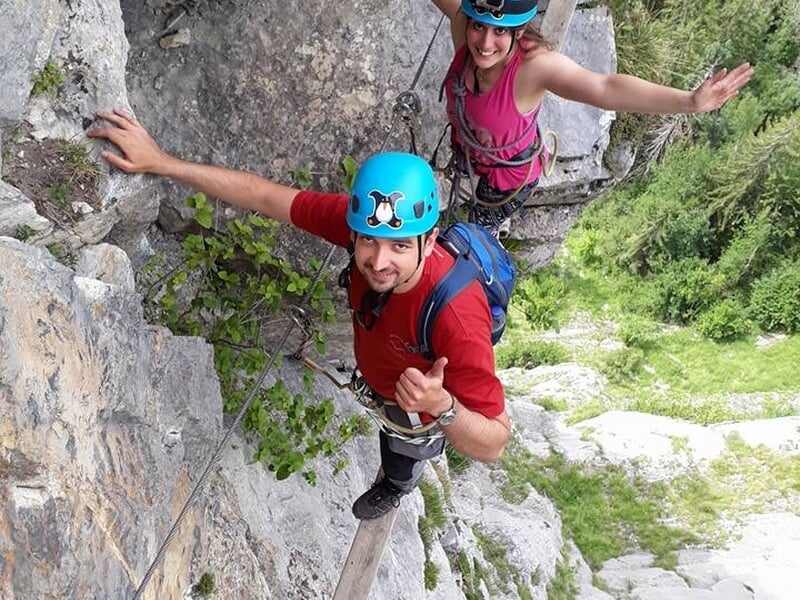 Deux personnes en activité via ferrata