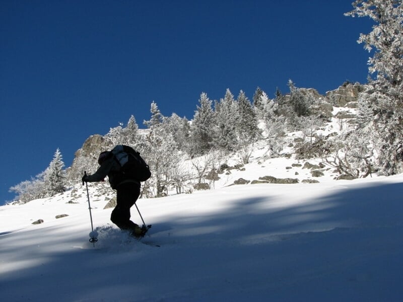 Personne pratiquant les raquettes en montagne