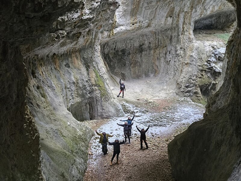 groupe de personnes en balade dans un canyon