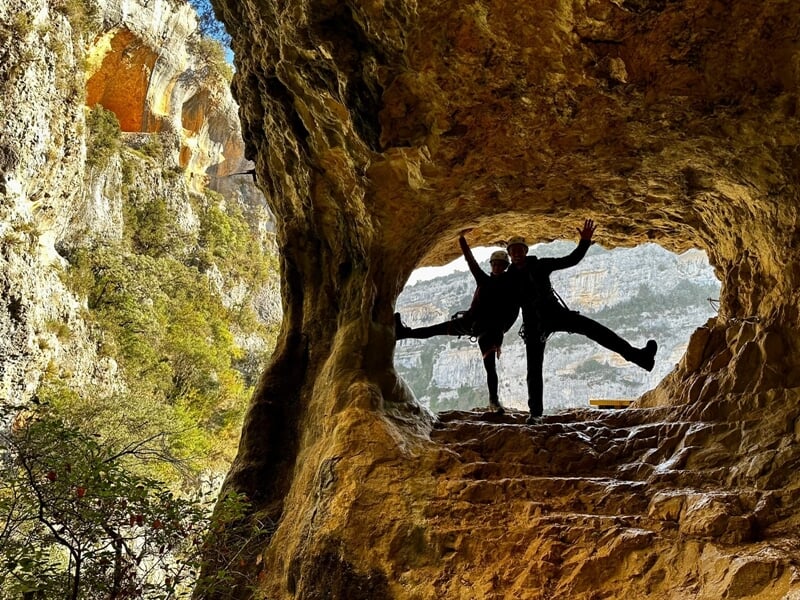 deux personnes posant dans une grotte